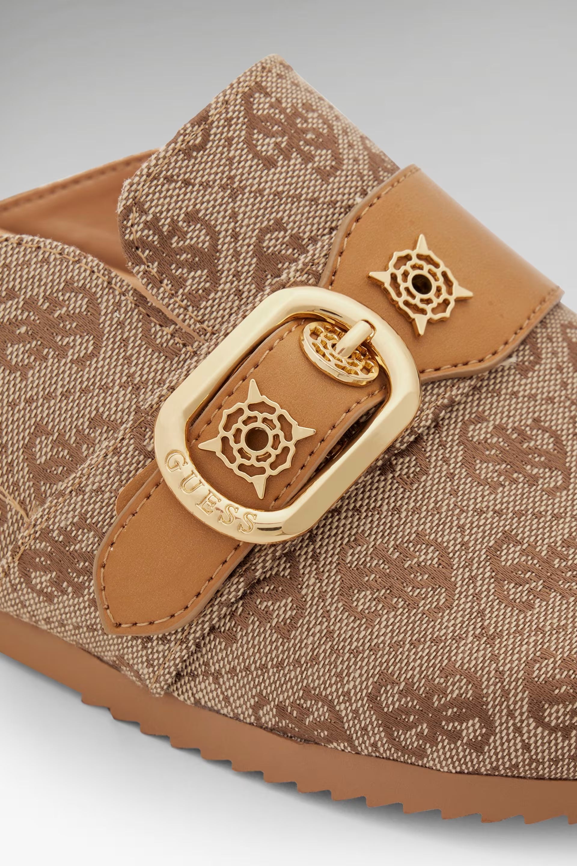 SABOT  CON LOGO GALAVANTA 4G 
GUESS