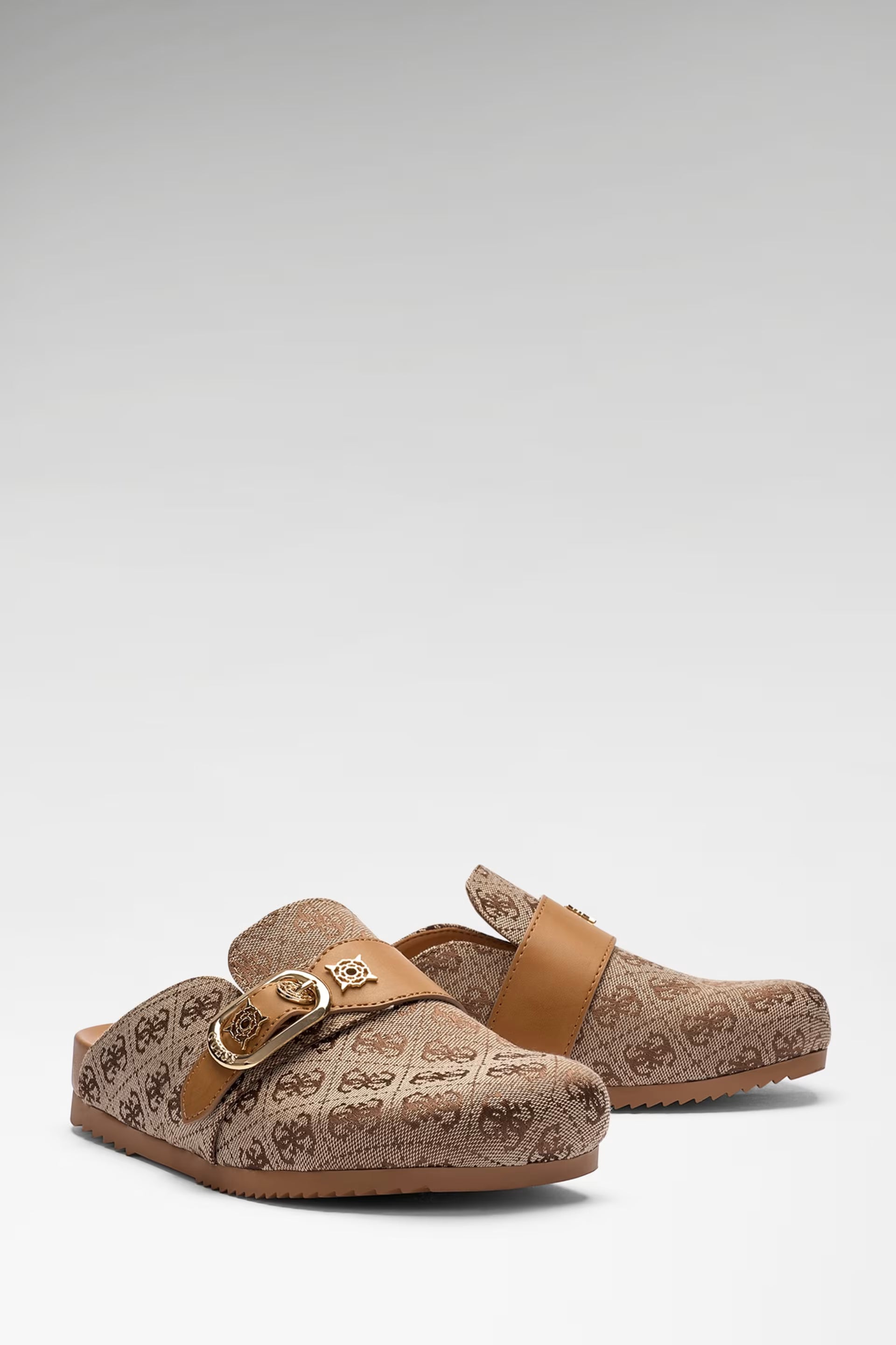 SABOT  CON LOGO GALAVANTA 4G 
GUESS