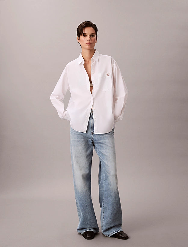 Camicia button-down in popeline con monologo intessuto