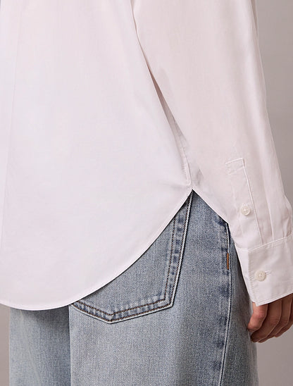 Camicia button-down in popeline con monologo intessuto