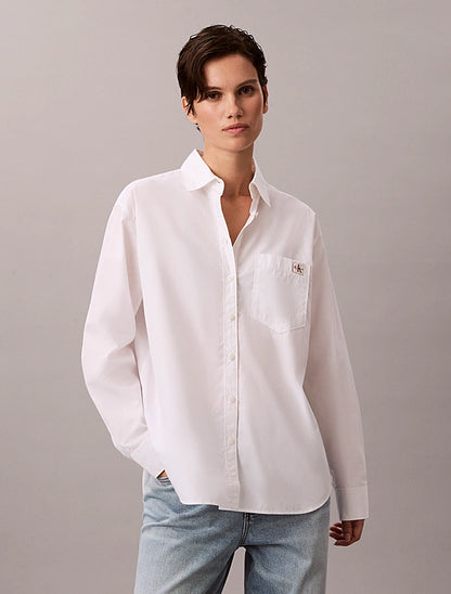 Camicia button-down in popeline con monologo intessuto